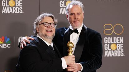 Guillermo del Toro y Mark Gustafson con su premio a Mejor Película Animada, en la ceremonia de los Globos de Oro, este martes.