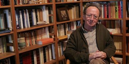 El escritor Joan Francesc Mira en su estudio de Castellón en una foto de archivo.