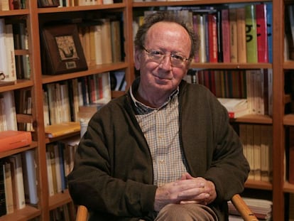 El escritor Joan Francesc Mira en su estudio de Castellón en una foto de archivo.