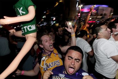 Seguidores de los Lakers celebran la victoria de anoche a la salida del Staples Center.