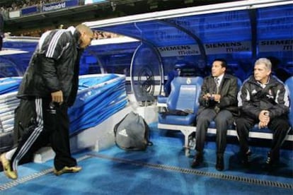 Ronaldo, antes de entrar al campo, con Luxemburgo y el preparador físico, Antonio Melo.