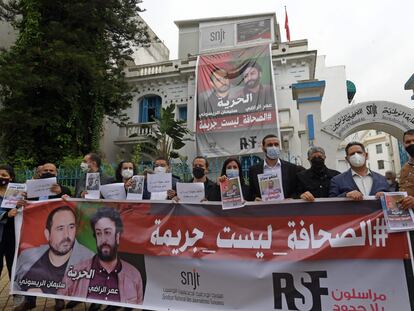Miembros de la Unión de Periodistas de Túnez piden la libertad de sus colegas marroquíes Omar Radi y Suleimán Raisuni, el pasado 3 de mayo.