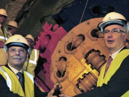 El presidente de Red El&eacute;ctrica, Jos&eacute; Folgado, presidente de R&eacute;seau de Transport d&#039;&Eacute;lectricit&eacute;, en la puesta en marcha de la tuneladora. 