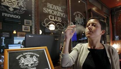 Una mujer fumando un cigarrillo en el Royal Smoking Club, local habilitado para fumar abierto en Madrid el pasado abril.