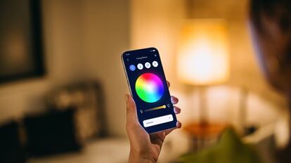 Artículo de EL PAÍS Escaparate que describe las ventajas de usar bombillas inteligentes led en el hogar.