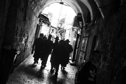 Judíos ortodoxos pasean por la Ciudad Vieja de Jerusalén. La urbe suma en torno a 900.000 habitantes
