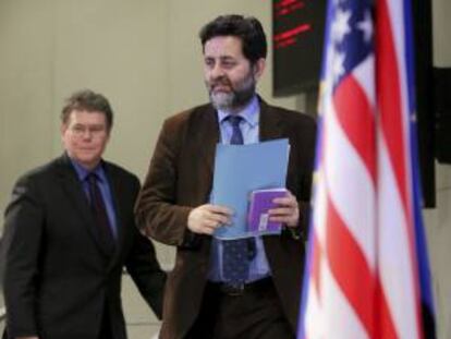 El jefe del equipo negociador de la Unión Europea (UE), Ignacio García Bercero (d), y el jefe negociador por Estados Unidos, Dan Mullaney (i), a su llegada a una rueda de prensa ofrecida en la última ronda del acuerdo transatlántico conocido como TTIP, en Bruselas (Bélgica). EFE/Archivo