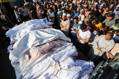 Palestinos se lamentan mientras transportan los cuerpos de las víctimas de un ataque aéreo israelí, este jueves en Jan Yunis. 