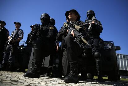 Militares durante un ensayo en R&iacute;o.