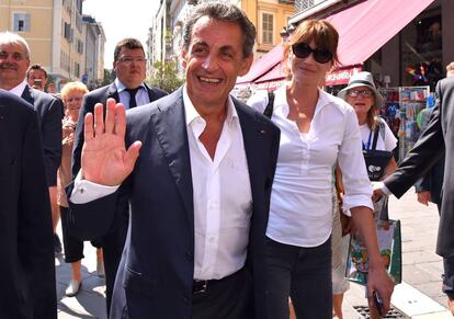Nicolas Sarkozy y Carla Bruni en Niza en julio de 2015.