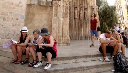 Turistas en la plaza de la Mare de D&eacute;u de Valencia. 