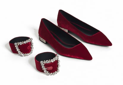 Zapatos de punta planos en terciopelo rojo oscuro y tacón joya de Uterqüe (99 euros) Con pulseras joya en el mismo material y color (39 euros)