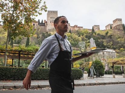 Un camarero trabaja a los pies de la Alhambra en Granada.