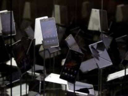 Detalle de varias unidades del nuevo teléfono inteligente Sony Xperia Z, que la compañia japonesa ha presentado en el Mobile World Congress que reúne desde hoy en Barcelona a las principales empresas del sector de la telefonía móvil.