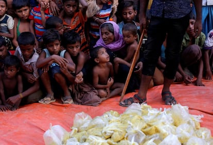 San Suu Kyi ha asegurado que permanecerá en su país para “gestionar la ayuda humanitaria” y “las preocupaciones de seguridad”. En la imagen, refugiados rohingya esperan la distribución de comida, cerca de una mezquita de Cox's Bazar (Bangladés).