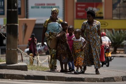 En Ruanda, solo el 60% de las niñas víctimas de violencia se lo cuentan a alguien y el porcentaje es aún más bajo en el caso de los niños. Denyse Amahirwe, especialista de protección infantil en Unicef en el país, considera que la pobreza material en la que muchos adolescentes viven les impide en ocasiones reconocer su sufrimiento y pedir ayuda. "Las chicas son las más afectadas por esta violencia y las que más en riesgo están. Muchas veces ni siquiera se sienten heridas y niegan el trauma. Se ven como las culpables y callan porque saben que, si dicen algo, serán cuestionadas incluso por su propia familia", explicó a este diario. En la imagen, dos mujeres caminan con sus hijos por el centro de Kigali, en junio de 2023.