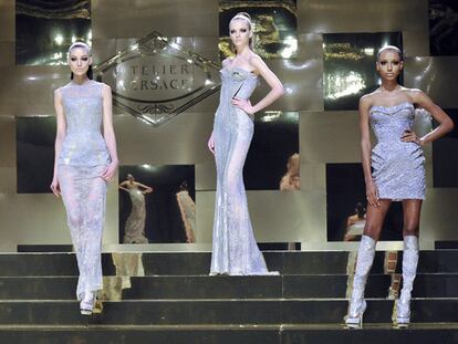 Cinco modelos lucen algunas de las propuestas de la colección de alta costura de la marca Versace presentada ayer en la semana de la moda de París.