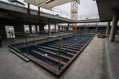 Estado de las obras del Centro Canalejas, en Madrid. En la imagen, situación de la futura piscina que tendrá el centro comercial.