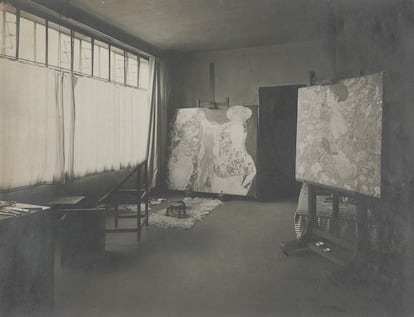 El estudio de Gustav Klimt en Feldmühlgasse, fotografiado por Moriz Nähr, 1917.