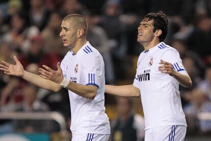 Benzema y Kaká se lamentan tras una ocasión fallada por el conjunto madridista.