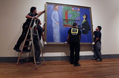 Los operarios del Prado colocan <i>Conversación</i>, de Henri Matisse, que se exhibirá en la muestra <i>Tesoros del Hermitage</i>, en la pinacoteca madrileña a partir del 8 de noviembre.