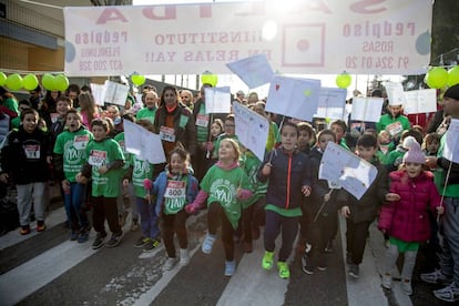 Los niños abrieron la marcha por la construcción de un IES en el barrio.