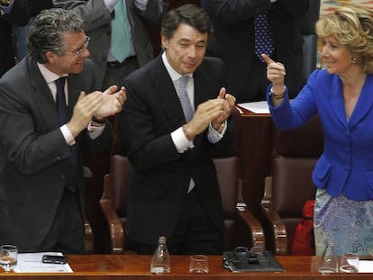 Francisco Granados e Ignacio González (en el centro) aplauden a Esperanza Aguirre en el debate de investidura para presidir la Comunidad de Madrid en 2011.