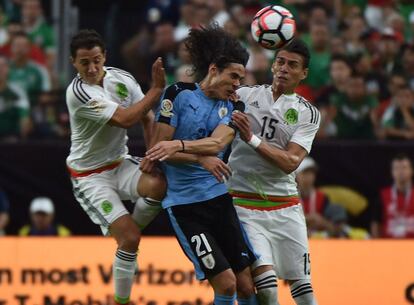 Cavani, entre Guardado y Héctor Moreno.