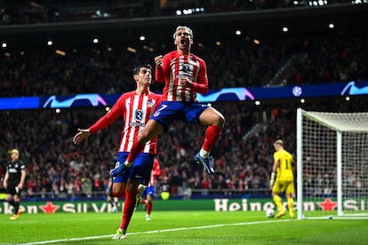 Morata y Griezmann, tras el tercer gol del Atlético, marcado por el francés.