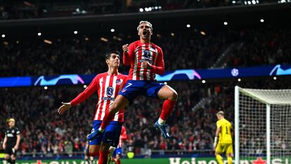 Morata y Griezmann, tras el tercer gol del Atlético, marcado por el francés.