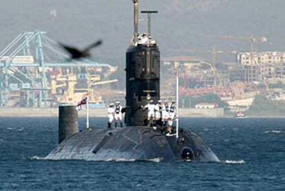 El submarino nuclear británico <i>Tireless</i>, fondeado en la base naval de Gibraltar.