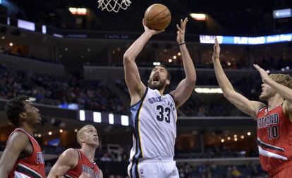 Marc Gasol lanza rodeado de jugadores de los Blazers.