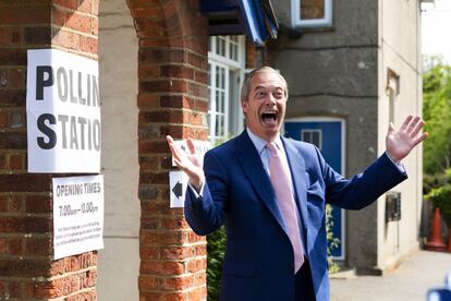 El líder del Partido del Brexit, Nigel Farage, sonríe a su llegada a un colegio electoral, este jueves, para votar en las elecciones europeas en Biggin Hill, Kent (Reino Unido). 