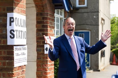 El líder del Partido del Brexit, Nigel Farage, sonríe a su llegada a un colegio electoral, este jueves, para votar en las elecciones europeas en Biggin Hill, Kent (Reino Unido).