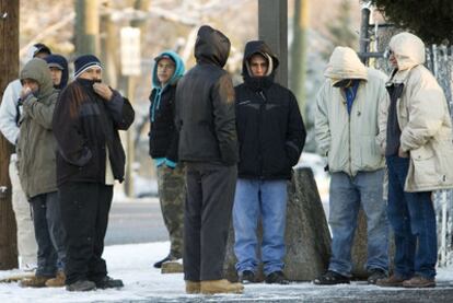 Inmigrantes latinoamericanos parados esperan para ser contratados en un aparcamiento de Falls Church (Virginia).