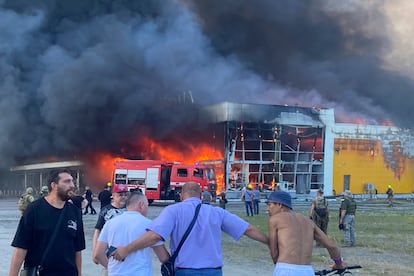 En plena tarde del lunes, un centro comercial lleno de gente en la ciudad de Kremenchuk, localidad del centro de Ucrania, fue atacado por dos misiles rusos. Se estima que miles de personas estaban en su interior comprando tranquilamente en las tiendas de ropa, perfumes y comida.