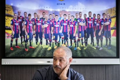 Andoni Zubizarreta, en un momento de la entrevista, en la ciudad deportiva del Barcelona. 