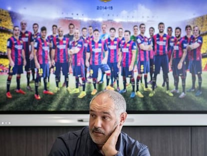 Andoni Zubizarreta, en un moment de l'entrevista, a la ciutat esportiva del Barcelona.