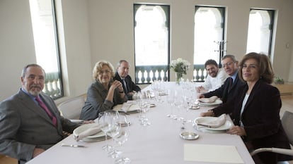 De izquierda a derecha, Juan Barranco, Manuela Carmena, José María Álvarez del Manzano, Javi Esteve, Alberto Ruiz-Gallardón y Ana Botella.