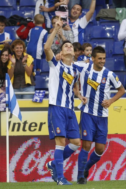 Callejón señala al cielo tras su gol al Almería.