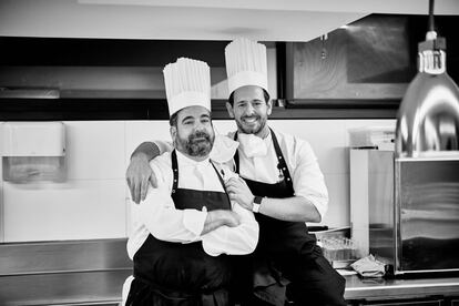 Y lo hace con una puesta en escena a la vista del comensal, dirigida por los cocineros Sergio Manzano y Toni Roselló, este último va cantando cada plato como si de música celestial se tratara, detallando los sabores y sensaciones que el comensal va encontrando en cada bocado.