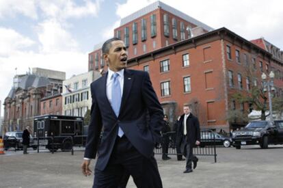 Obama camina de regreso a la Casa Blanca donde se desarrolló el debate televisado
