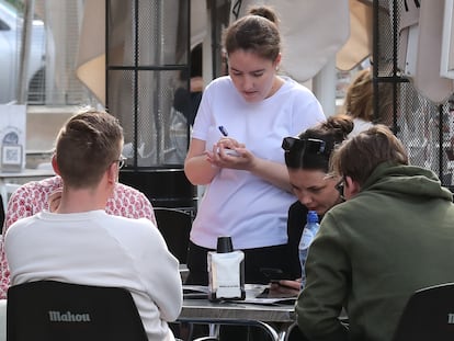 Una camarera toma nota en una terraza de Madrid, este jueves.