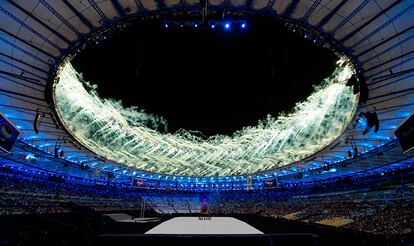 Fogos de artifício durante a abertura dos Jogos Paralímpicos no estádio do Maracanã.