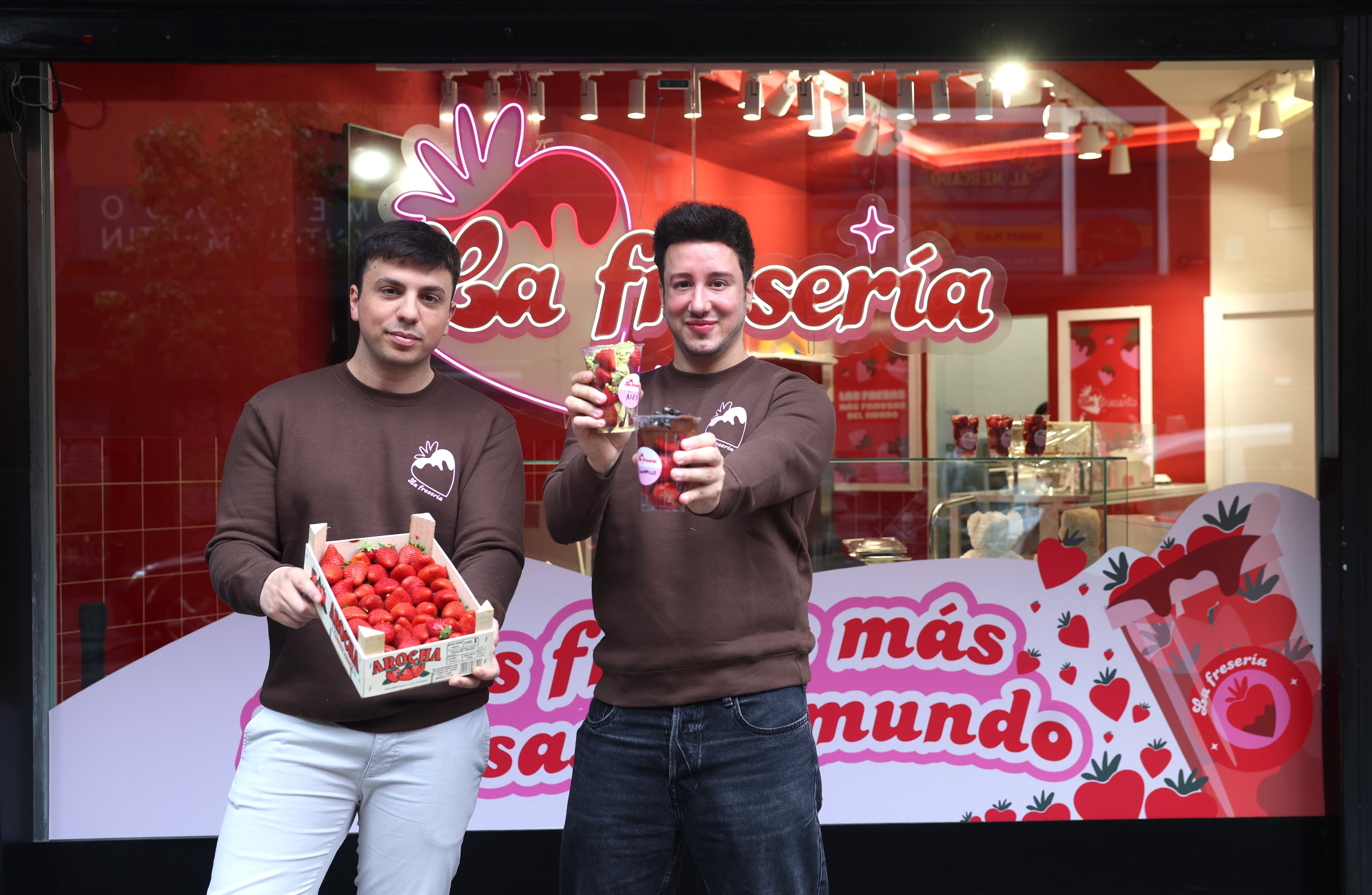 El fenómeno de La Fresería se expande por España: colas de hasta tres horas por un vaso de fresones y chocolate
