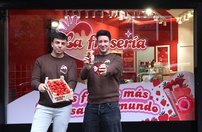 Alejandro Fernández y Gonzalo Barreno, en la puerta de La Fresería, en la calle Santa Isabel, en Madrid.