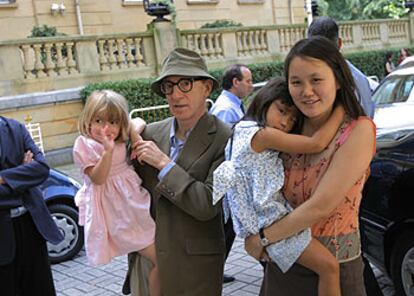 Woody Allen, Soon Yi y sus dos hijas, durante la visita que realizaron a San Sebastián en 2003.