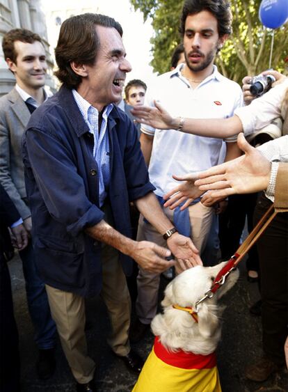 El ex presidente del Gobierno se ríe con unos participantes en la protesta.