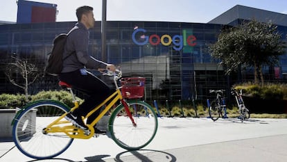 Un ciclista pasa frente a la sede de Google en California. 