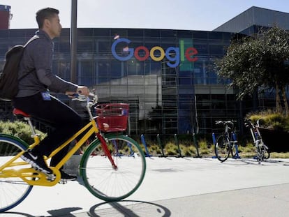 Un ciclista pasa frente a la sede de Google en California. 